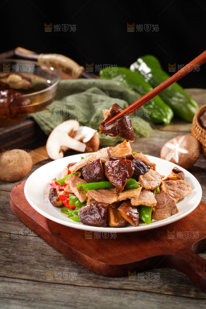 深底上的香菇肉片