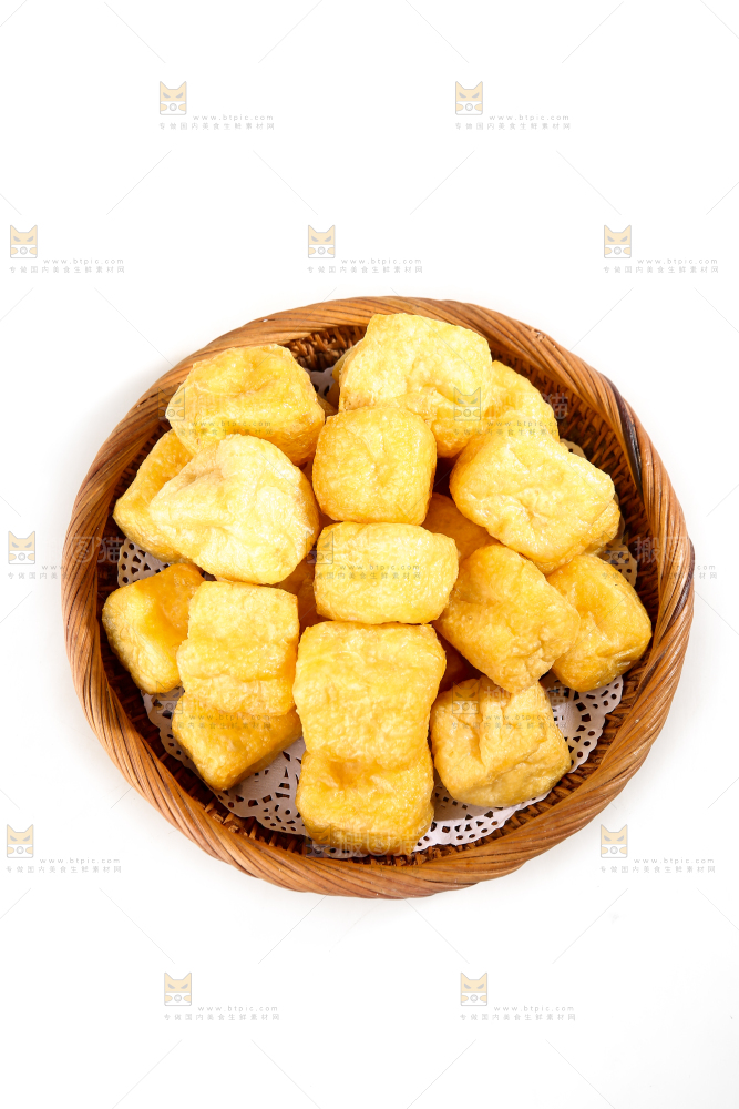 白底上的油豆腐