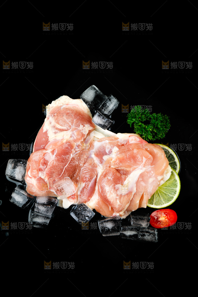 深底上的鸡腿肉