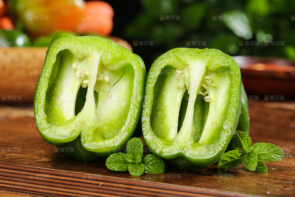 木底上的圆青椒