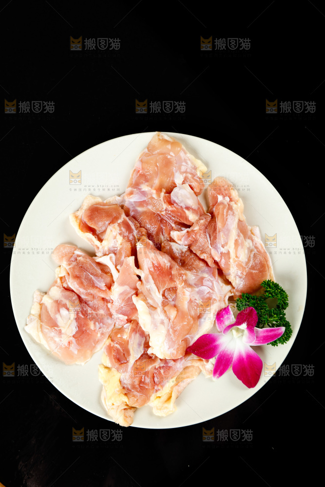 深底上的鸡腿肉