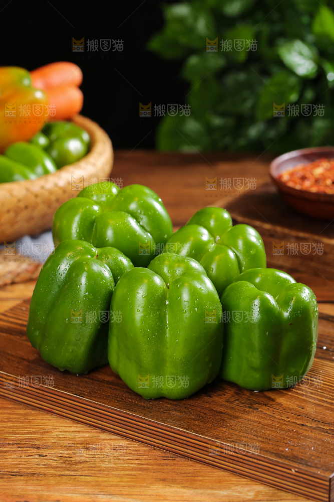 木底上的圆青椒