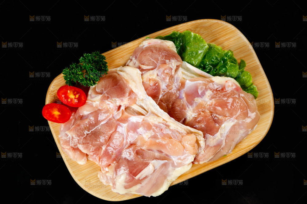 深底上的鸡腿肉
