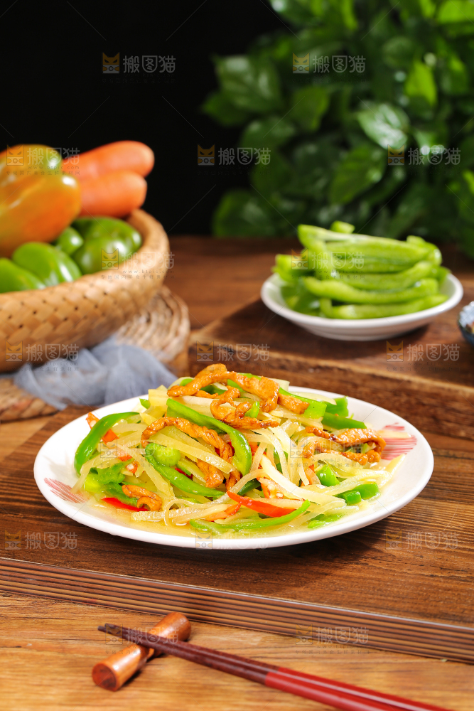 木底上的圆青椒