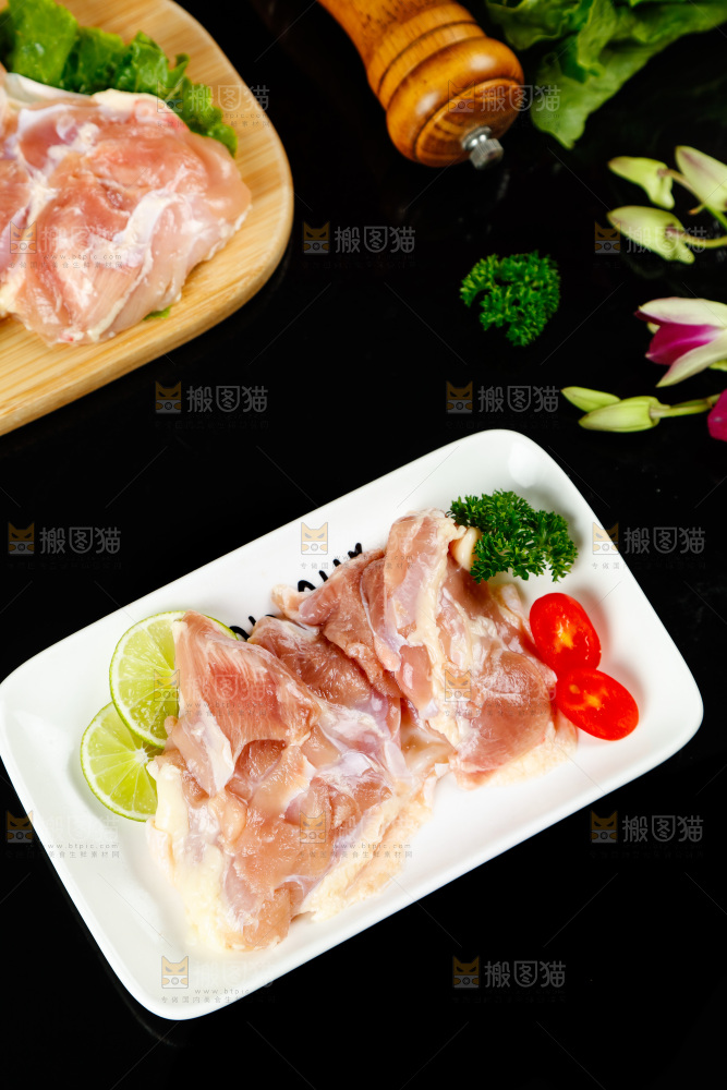 深底上的鸡腿肉