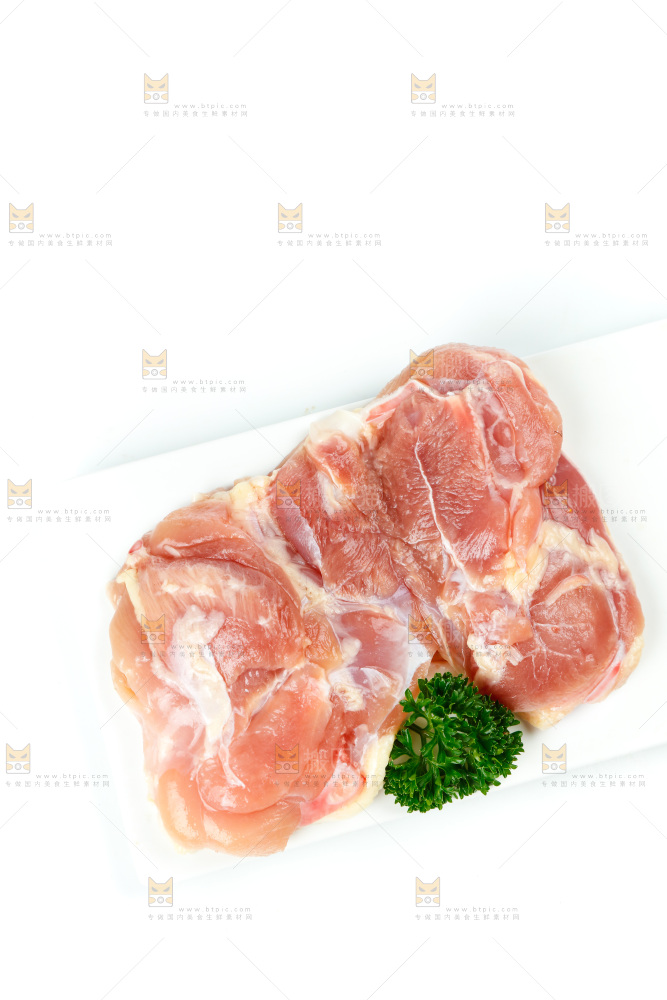 白底上的鸡腿肉