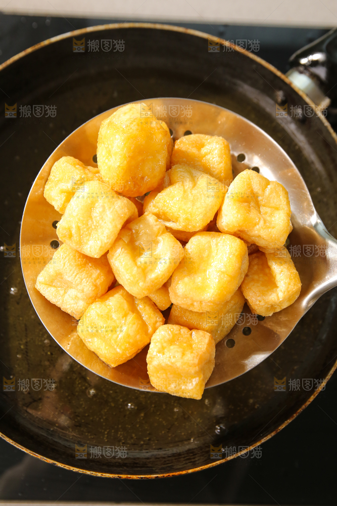 深底上的油豆腐