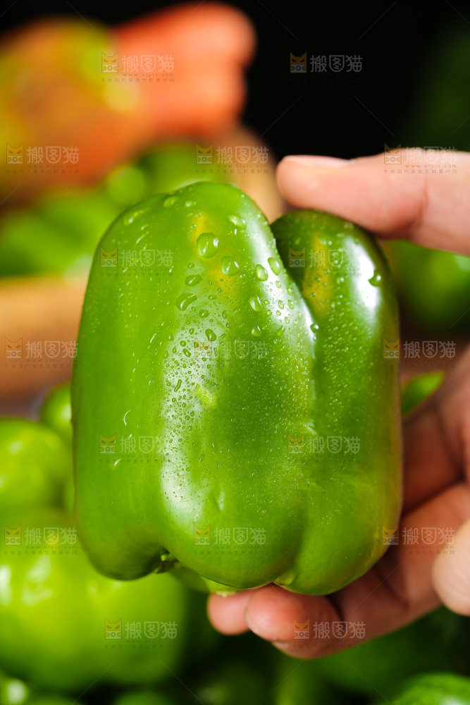 木底上的圆青椒
