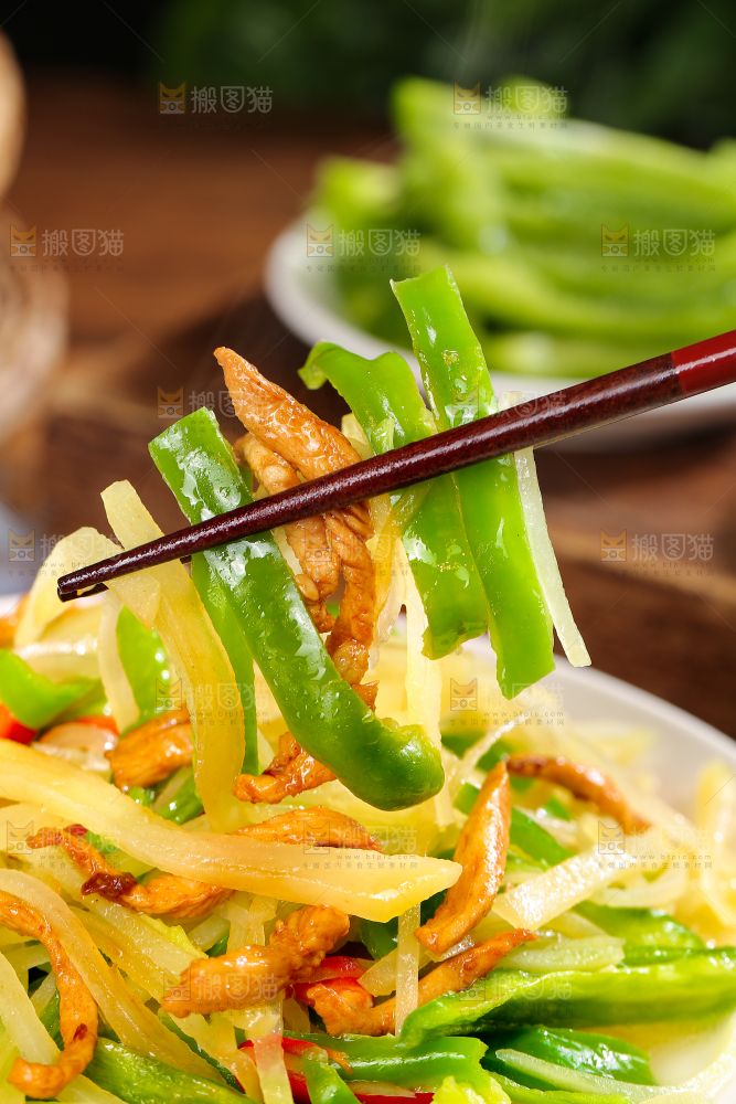 木底上的圆青椒