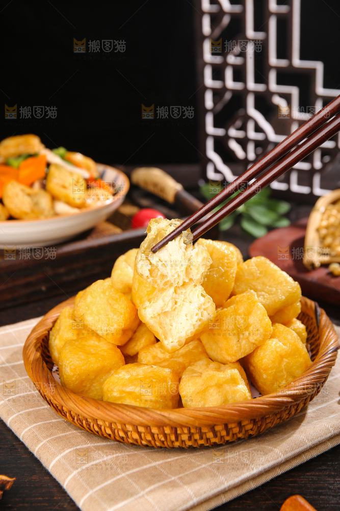 深底上的油豆腐