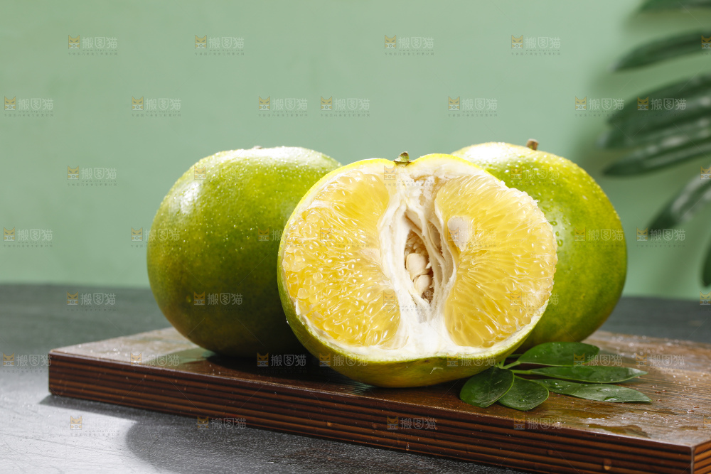 深底上的青皮葡萄柚