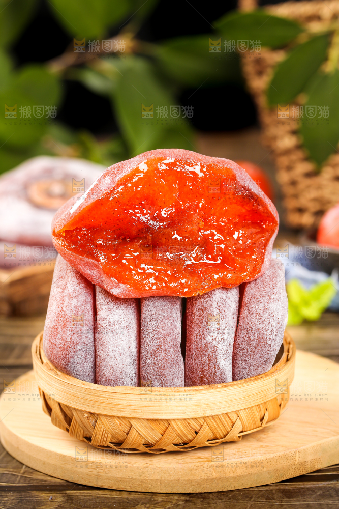木底上放着柿饼