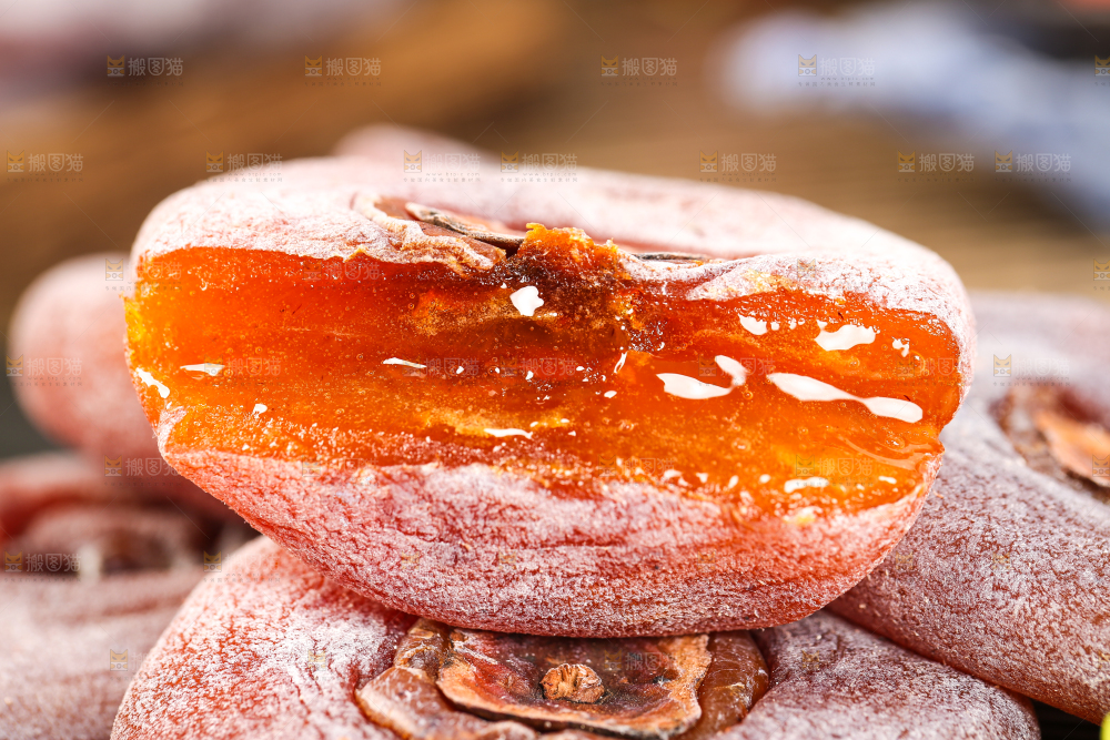 黑石板上放着圆柿饼