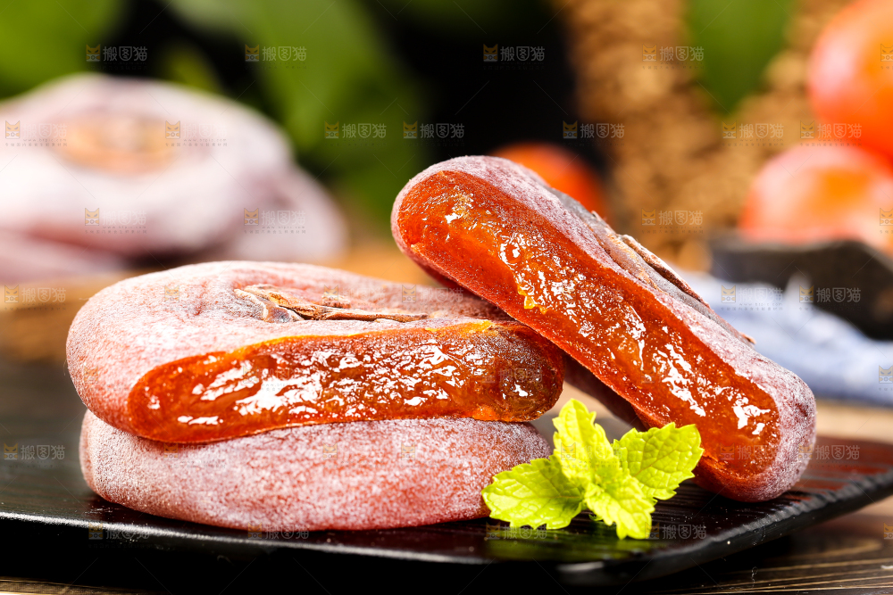 黑石板上放着圆柿饼