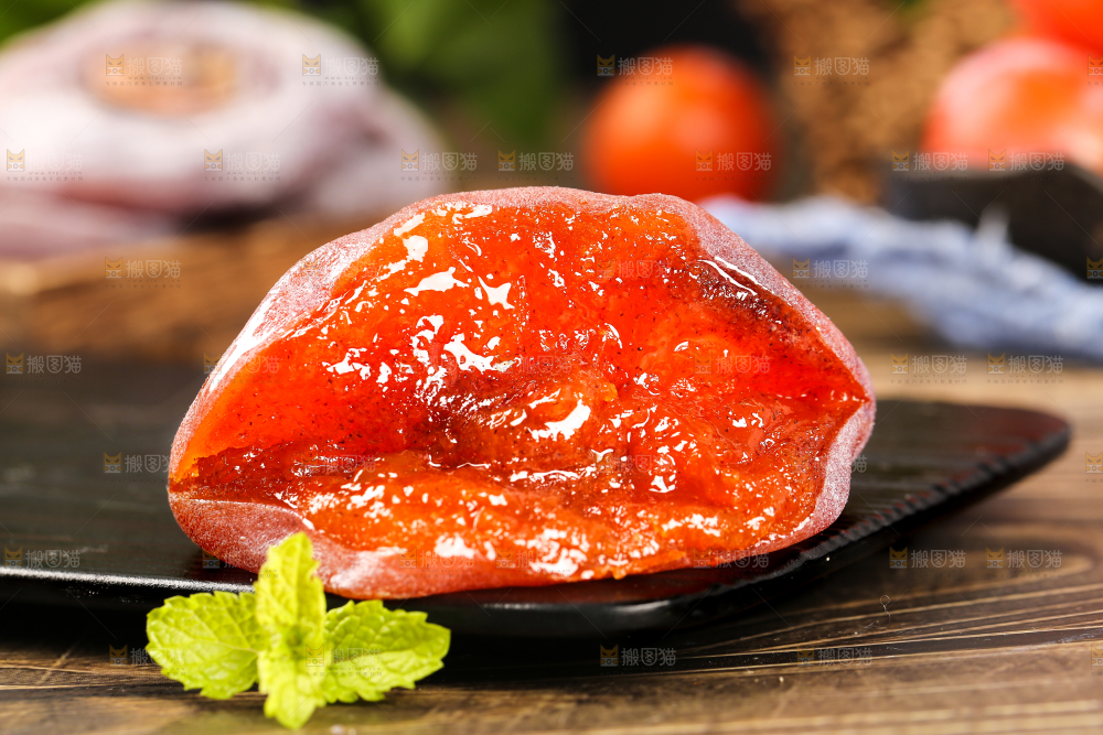 黑石板上放着圆柿饼