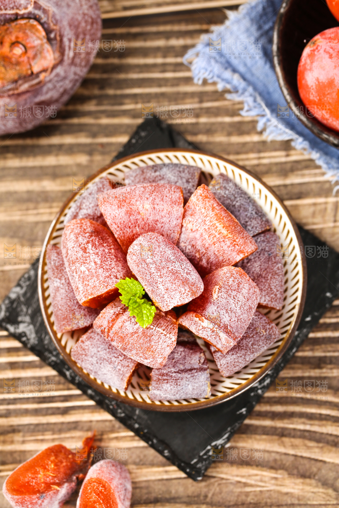 黑石板上放着圆柿饼