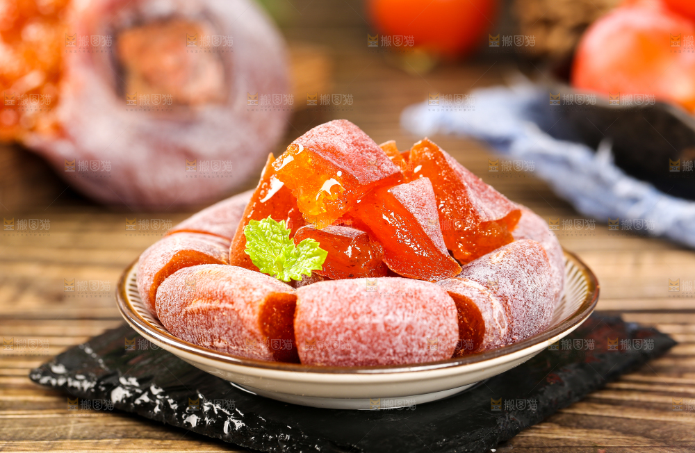 黑石板上放着圆柿饼