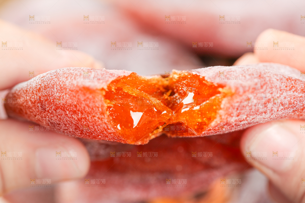 手里拿着撕开的柿饼