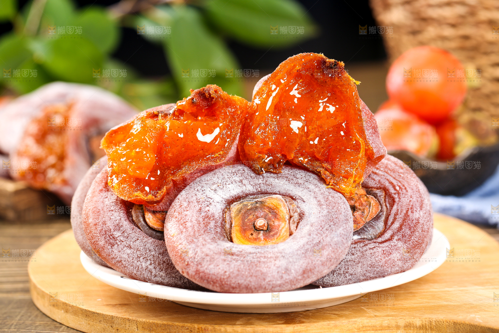 盘子里装着柿子饼