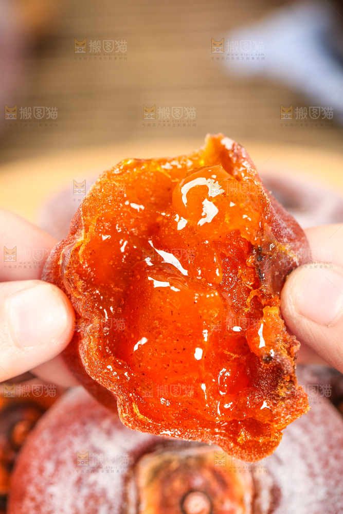 手里拿着撕开的柿饼