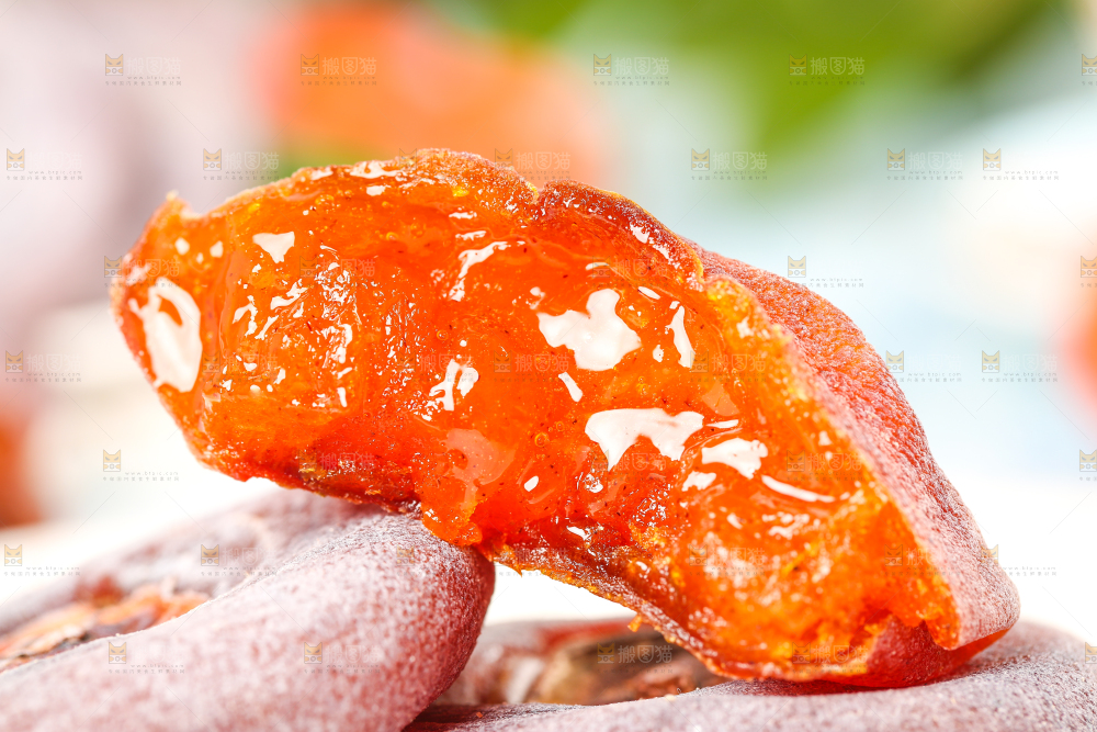 手里拿着撕开的柿饼