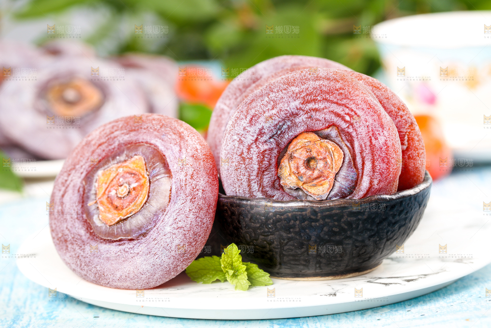 碟子里放着圆柿饼