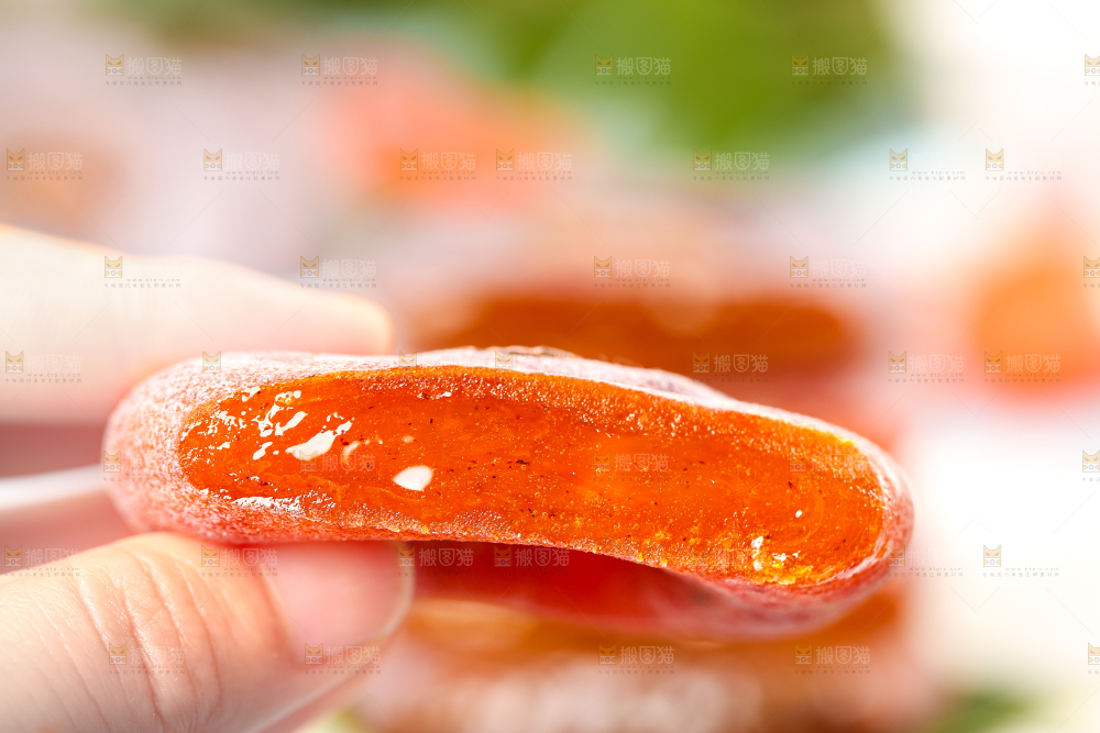 碟子里放着圆柿饼