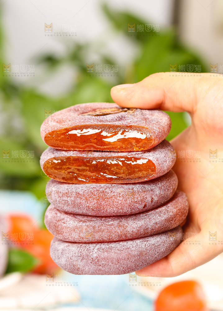 手里拿着柿子饼