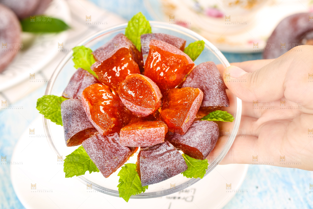 碟子里的圆柿饼