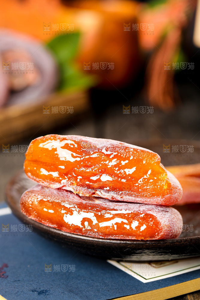 木底上放着柿子饼