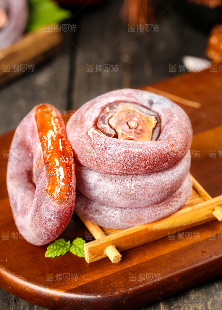 木底上摆放着柿子饼