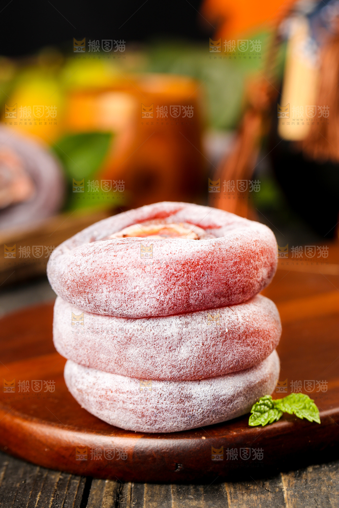 木底上放着柿子饼