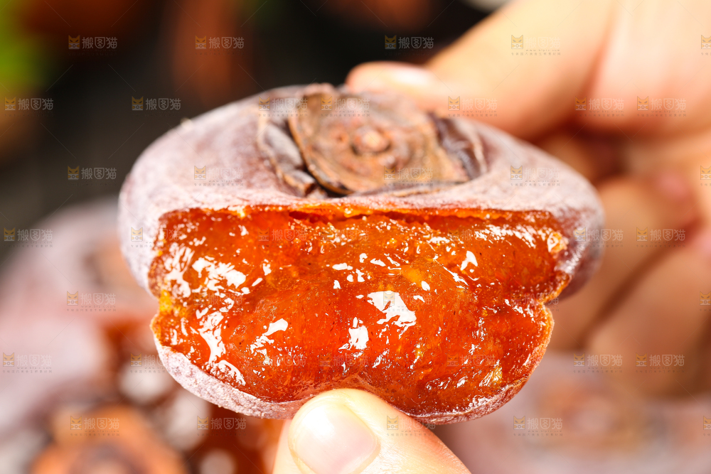 手里拿着圆柿饼