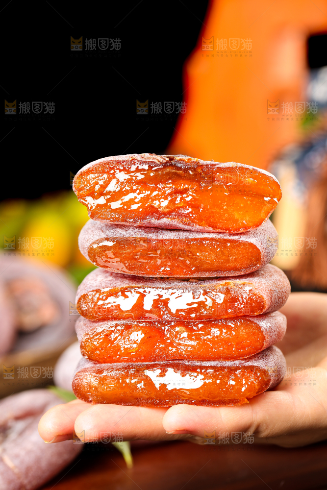手里拿着圆柿饼