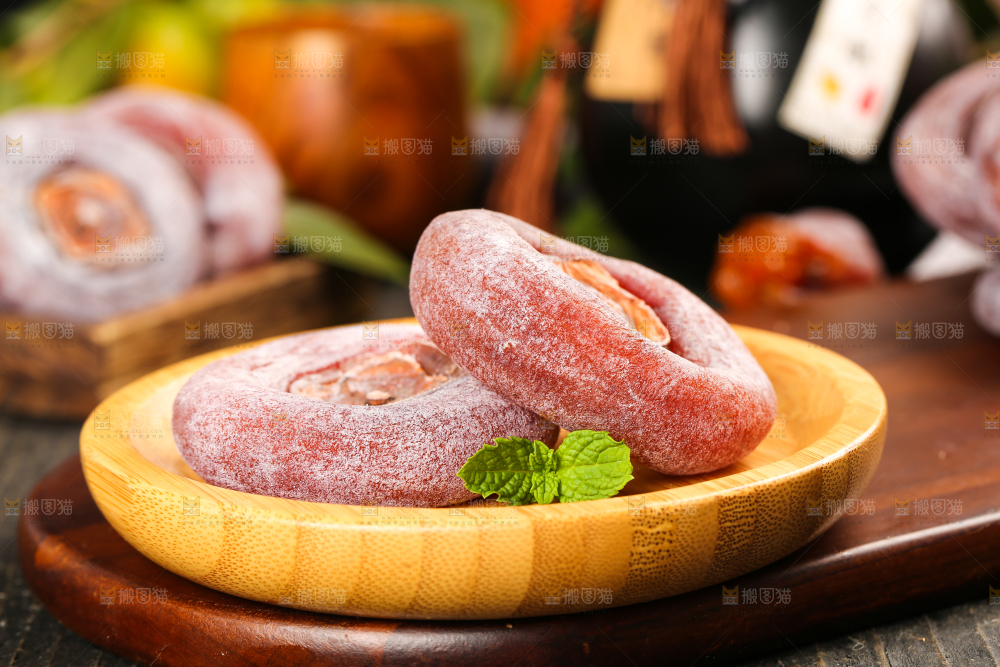 碟子里放着圆柿饼