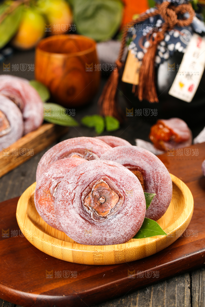 碟子里放着圆柿饼