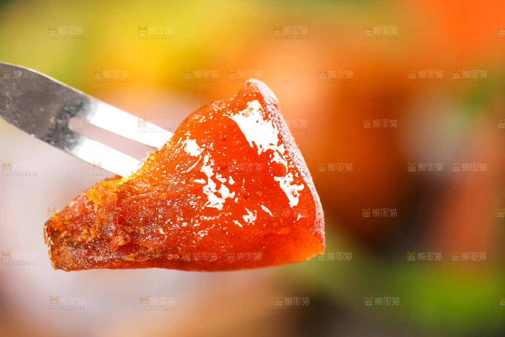 木底上摆放着流心柿饼