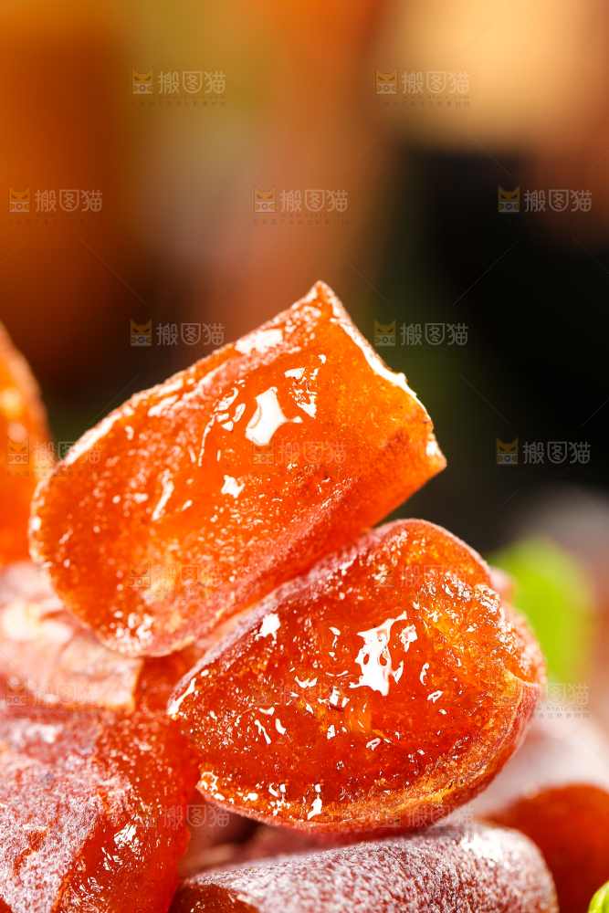 木底上摆放着流心柿饼