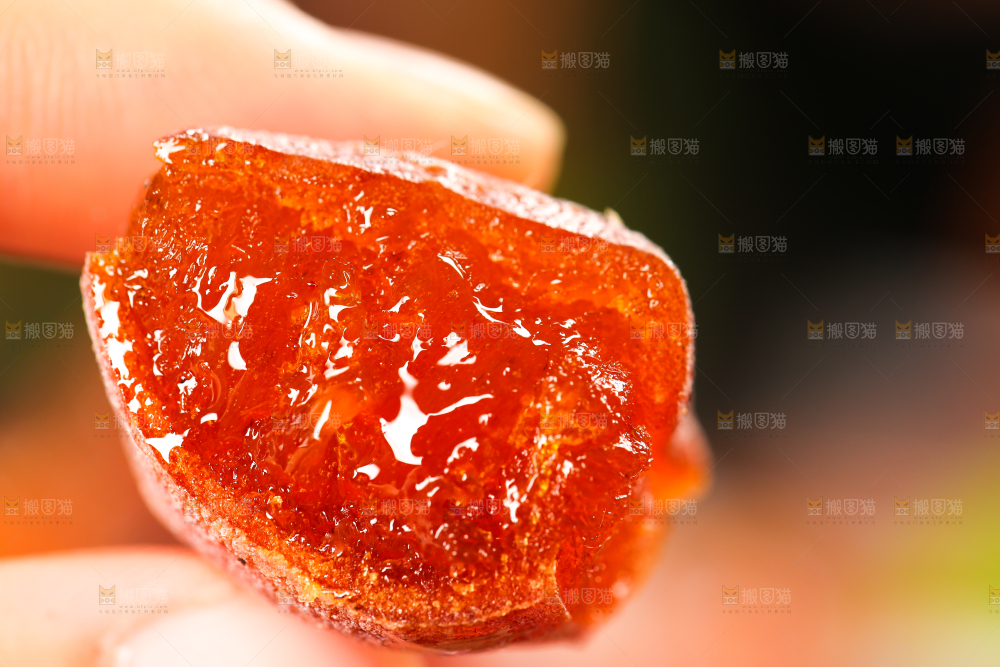 木底上摆放着流心柿饼