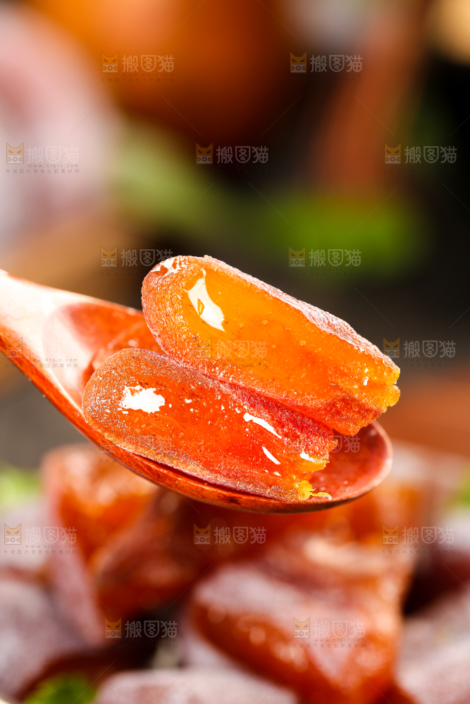 木底上摆放着流心柿饼