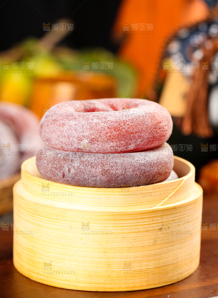蒸笼里放着柿子饼