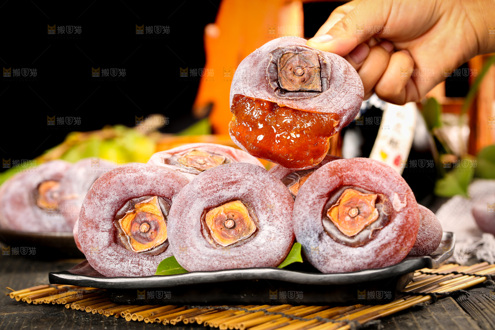 木底上摆放着柿子饼