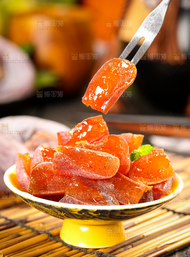 碟子里装着柿饼