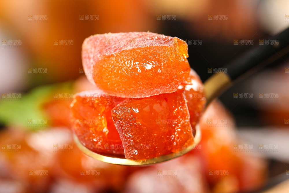 木底上摆放着柿子饼