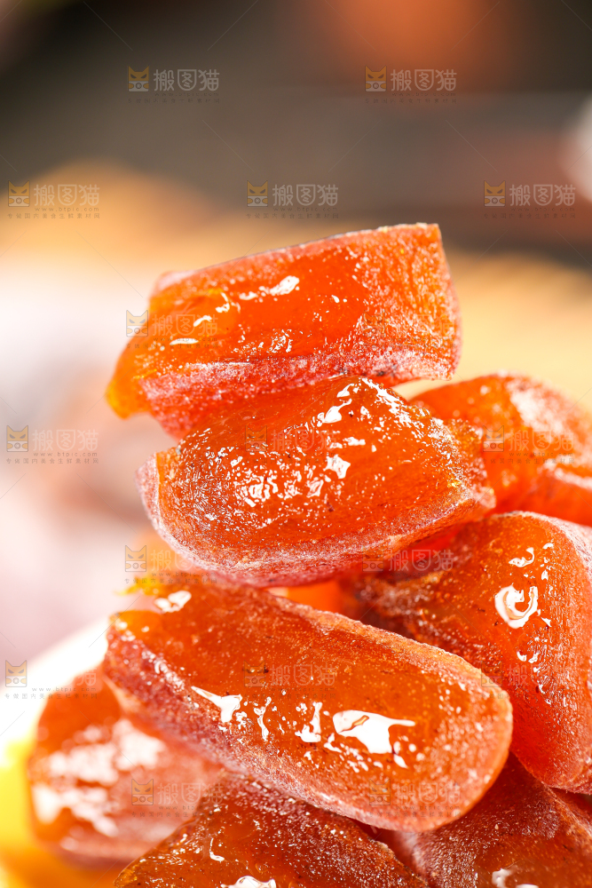 碟子里装着柿饼