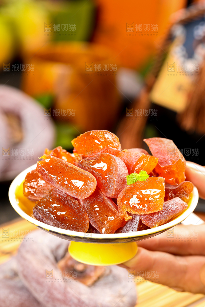碟子里装着柿饼