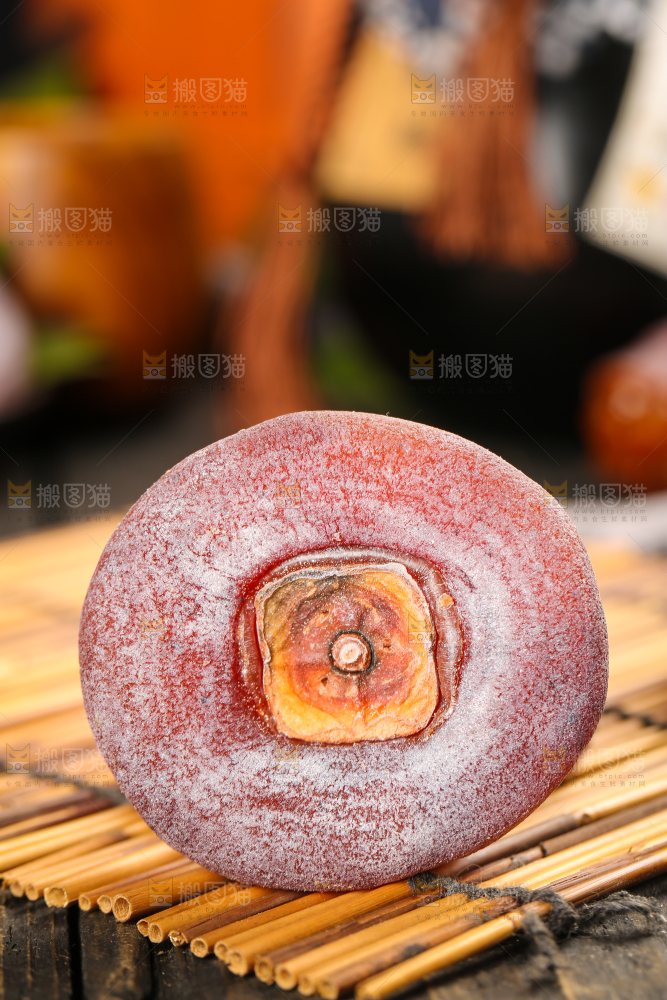 竹垫上放着圆柿饼