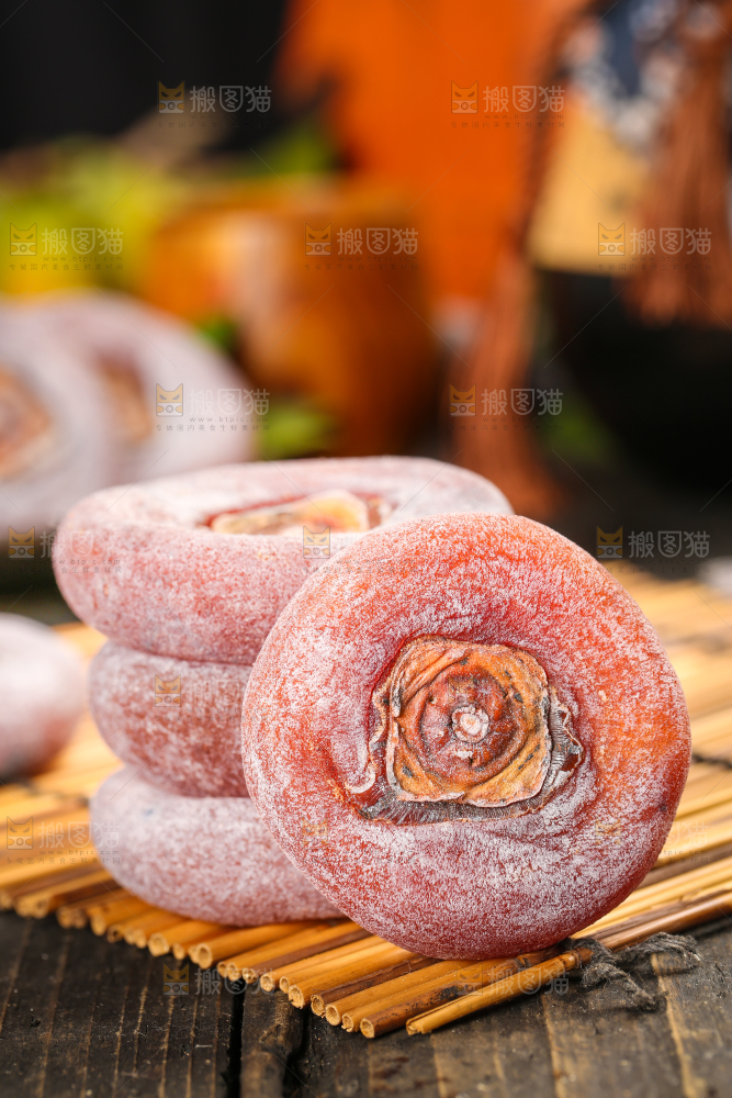 竹垫上放着圆柿饼