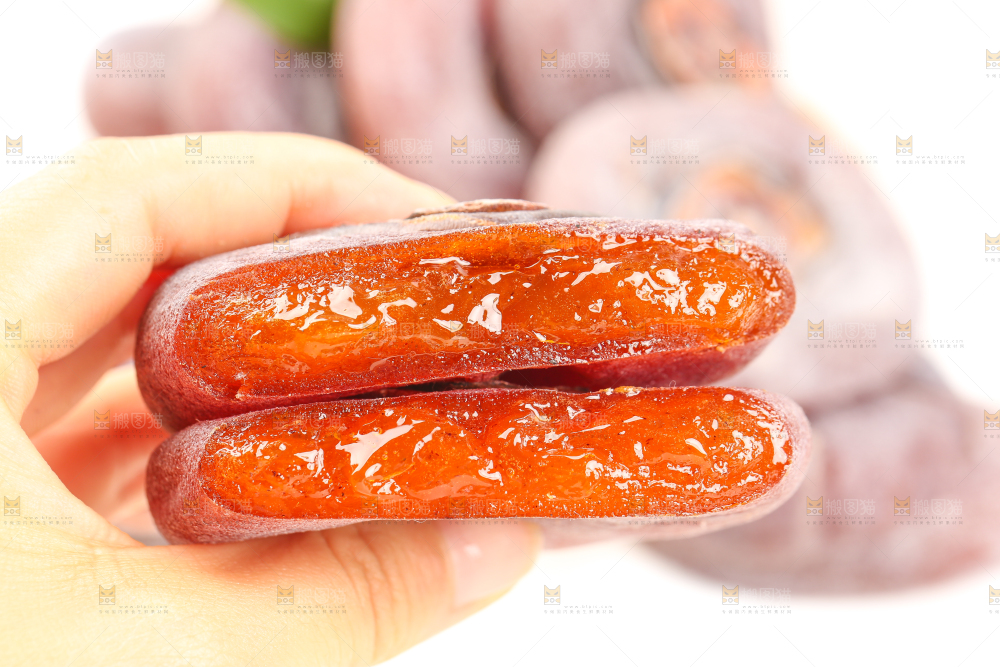 白底上摆放着柿子饼