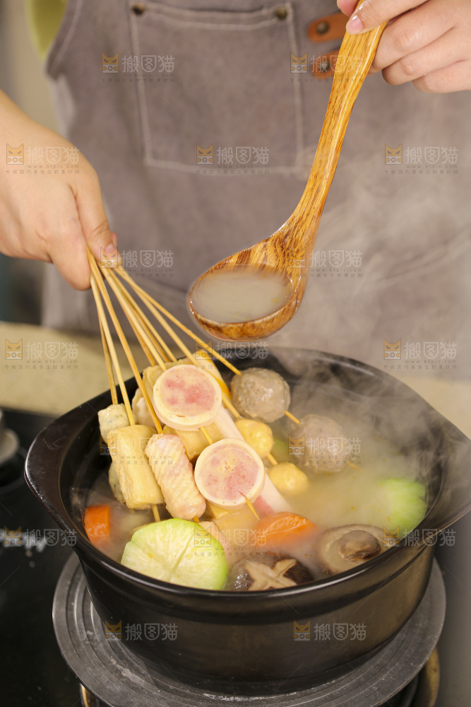 砂锅里煮着肉丸
